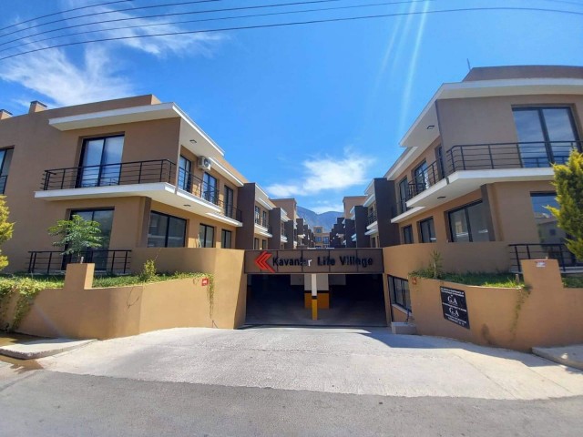 GENIEßEN SIE IHRE PRIVATE TERRASSE MIT HERRLICHEM BLICK AUF DIE BERGE UND DAS MEER...1 + 1 VOLL MÖBLIERTE WOHNUNG ZUR MIETE IN KYRENIA DOGANKÖY MIT SCHWIMMBAD-ÜBERDACHTER PARKPLATZ ** 