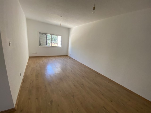 Saubere 3 + 1 Wohnung mit einer ruhigen und sicheren Lage in der nützlichsten Gegend von Lefkosa!(Sonderpreis für jährliche Vorauszahlungen) ** 