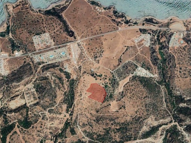 9 Hektar 3 Häuser Zum Verkauf In Kyrenia Bahceli ** 