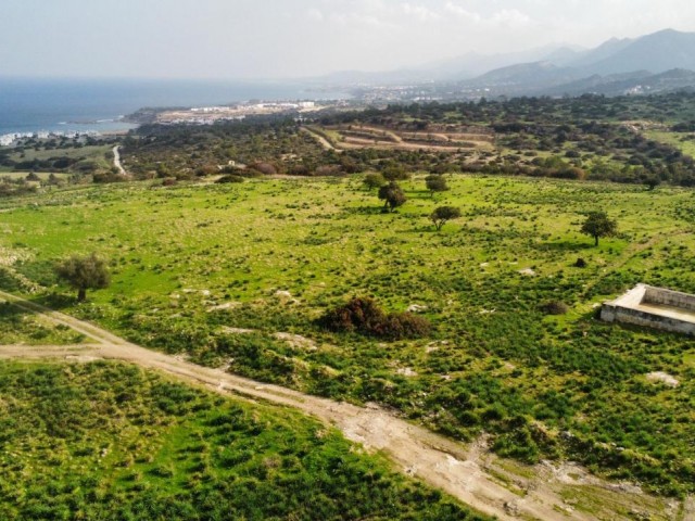 Girne Bahçeli`de Satılık 9 Dönüm 3 Evlek Arazi