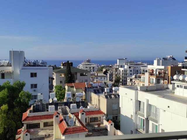 Girne Merkezde, Denizi Gören Full Eşyalı Satılık 3+1 Daire