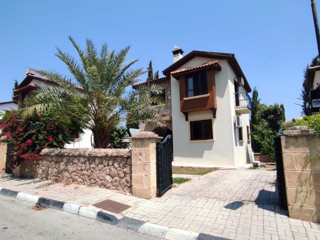 3+1 villa zum Verkauf in anständiger Lage in Kyrenia Chatalköy ** 