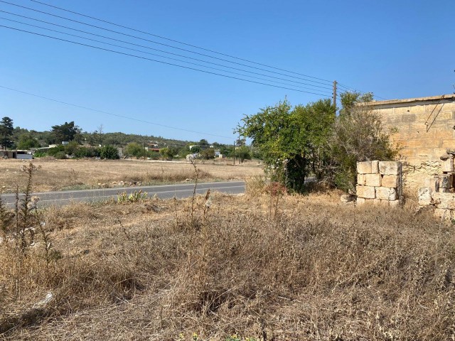 Land for sale with a house in Iskele Derince ** 