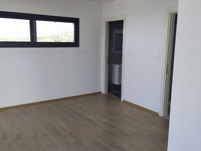 Girne'nin merkezinde, dağ ve deniz manzaralı satılık penthouse