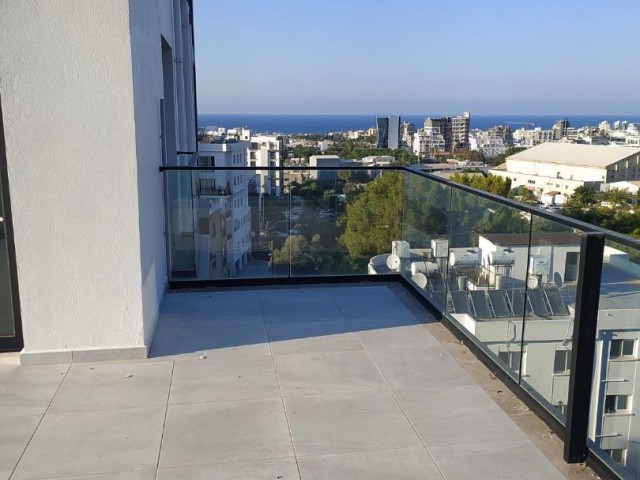 Girne'nin merkezinde, dağ ve deniz manzaralı satılık penthouse