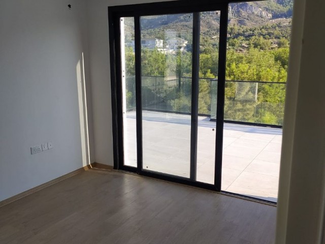 Girne'nin merkezinde, dağ ve deniz manzaralı satılık penthouse