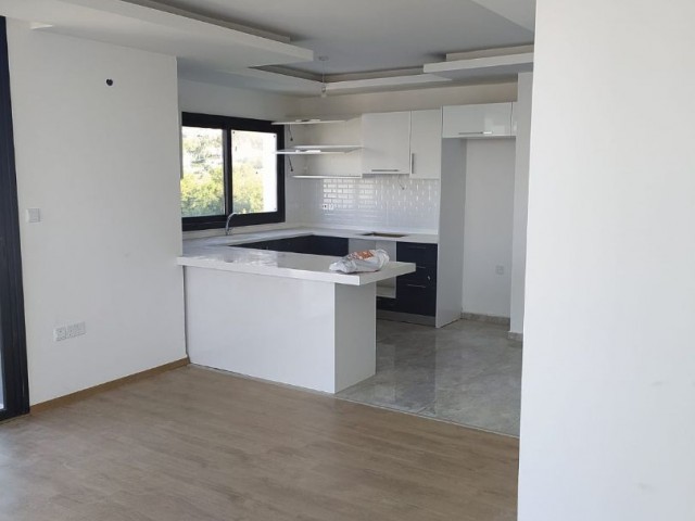 Penthouse zum Verkauf im Zentrum von Kyrenia mit Berg-und Meerblick ** 