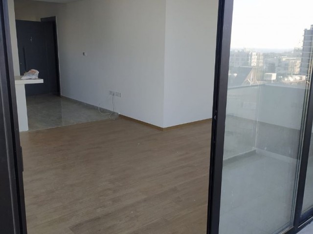 Girne'nin merkezinde, dağ ve deniz manzaralı satılık penthouse