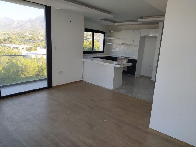 Penthouse zum Verkauf im Zentrum von Kyrenia mit Berg-und Meerblick ** 