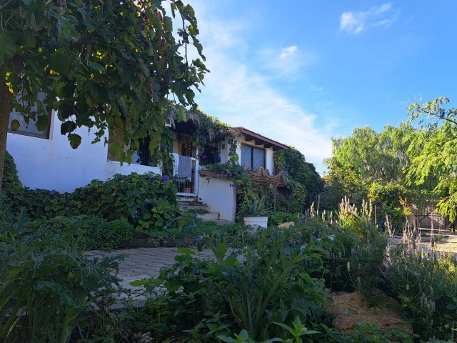 Villa zum Verkauf mit Berg - und Meerblick in Yenierenköy ** 