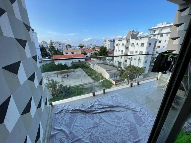 Girne türk mahallesinde 2 + 1 1 yıllık daire satılık çok temiz durumda 