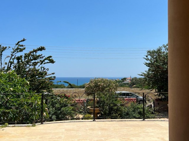 Boğaztepe'de satılık deniz manzaralı villa