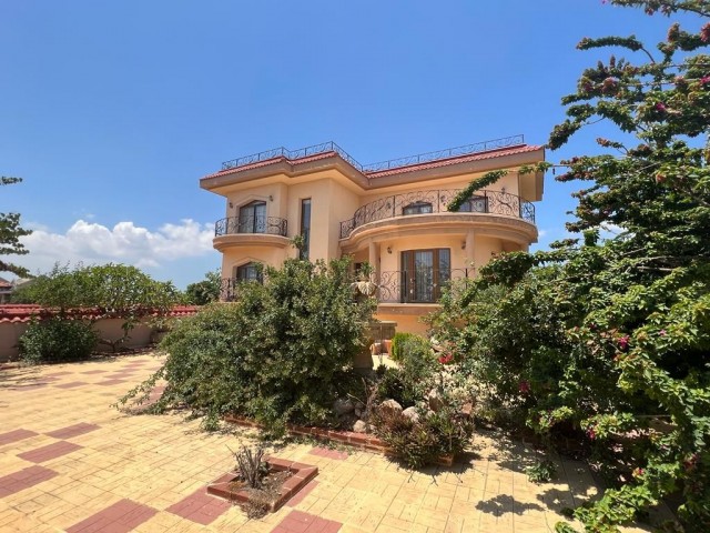 Sea view villa for sale in Bogaztepe