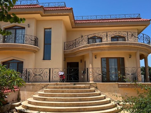 Sea view villa for sale in Bogaztepe