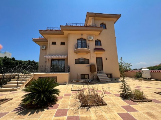 Sea view villa for sale in Bogaztepe