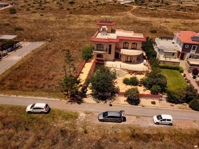 Boğaztepe'de satılık deniz manzaralı villa