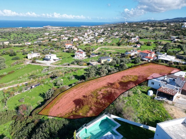 Grundstück zum Verkauf in Yenierenköy mit herrlichem Meerblick, 50 % Bebauung, 3280 m2 Fläche