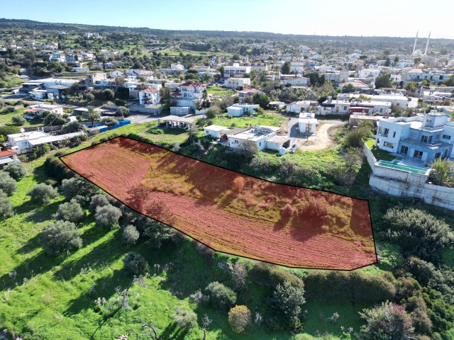 Grundstück zum Verkauf in Yenierenköy mit herrlichem Meerblick, 50 % Bebauung, 3280 m2 Fläche