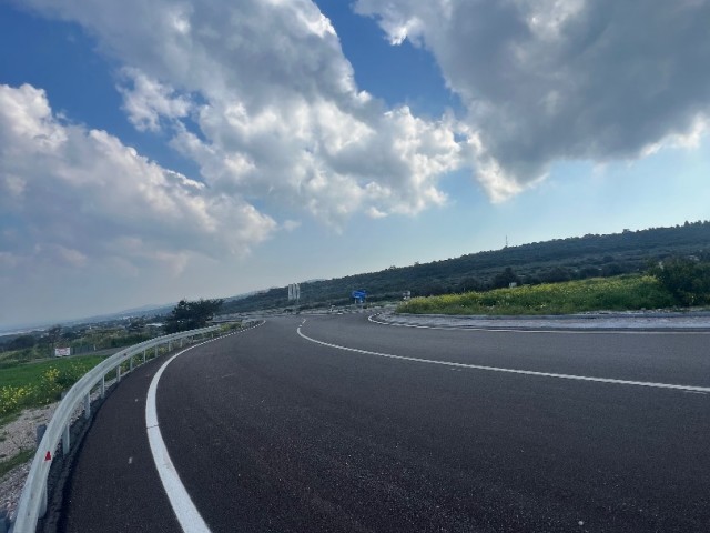 Yenierenköy’de Dipkarpaz-Erenköy anayolu çemberin yanımda  3 Dönüm 3 Evlek Turizm İmarlı arazi.