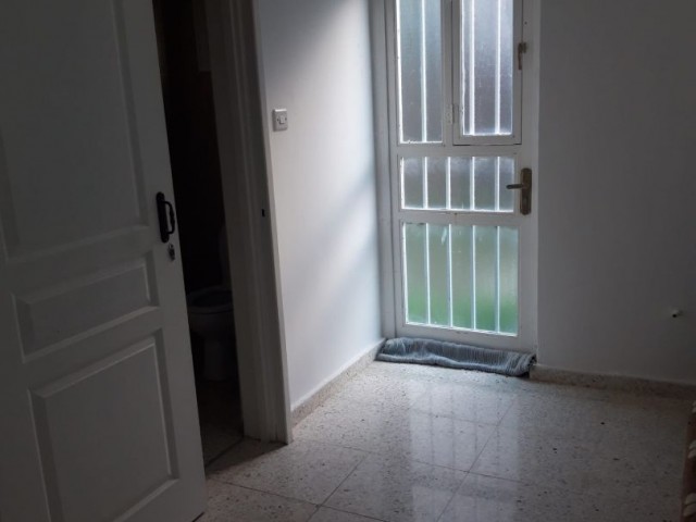 Girne Lapta'da  4+1 ikiz villa 1+1 yardımcı evi , özel havuz