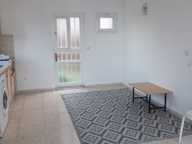 Girne Lapta'da  4+1 ikiz villa 1+1 yardımcı evi , özel havuz