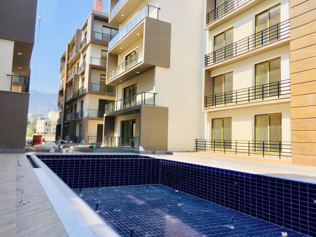 Kıbrıs Girne Merkez'de Havuzlu Site İçinde 125 m² Satılık 2+1 Lüks Daire