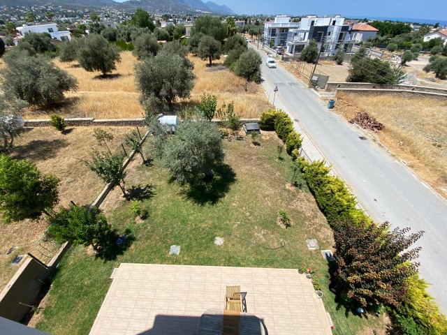 Kıbrıs Girne Ozanköy'de Dağ ve Deniz Manzaralı Satılık 3+1 Lüks Villa