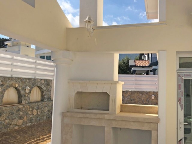 Kıbrıs Girne Alsancak'ta Satılık 3+1 Lüks Villa