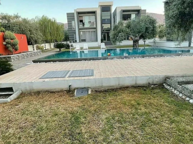 2+1 LUXUS-WOHNUNG ZUR MIETE IM GARTENGESCHOSS AUF DEM GELÄNDE MIT POOL IN KYRENIA OZANKÖY ** 