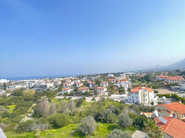 3+1 LUXUS-WOHNUNG ZUM VERKAUF MIT HERRLICHEM BERG-UND MEERBLICK, ÜBERDACHTER PARKPLATZ UND GEWERBEGENEHMIGUNG AUF ZYPERN KYRENIA BELLAPAIS STRAßE ** 