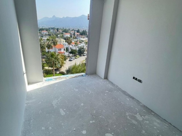 3+1 LUXUS-WOHNUNG ZUM VERKAUF MIT HERRLICHEM BERG-UND MEERBLICK, ÜBERDACHTER PARKPLATZ UND GEWERBEGENEHMIGUNG AUF ZYPERN KYRENIA BELLAPAIS STRAßE ** 