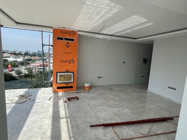 3+1 LUXUS-WOHNUNG ZUM VERKAUF MIT HERRLICHEM BERG-UND MEERBLICK, ÜBERDACHTER PARKPLATZ UND GEWERBEGENEHMIGUNG AUF ZYPERN KYRENIA BELLAPAIS STRAßE ** 