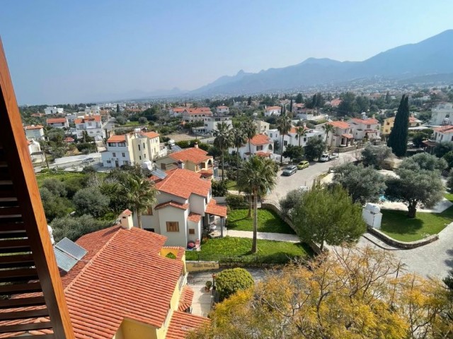 3+1 LUXUS-WOHNUNG ZUM VERKAUF MIT HERRLICHEM BERG-UND MEERBLICK, ÜBERDACHTER PARKPLATZ UND GEWERBEGENEHMIGUNG AUF ZYPERN KYRENIA BELLAPAIS STRAßE ** 