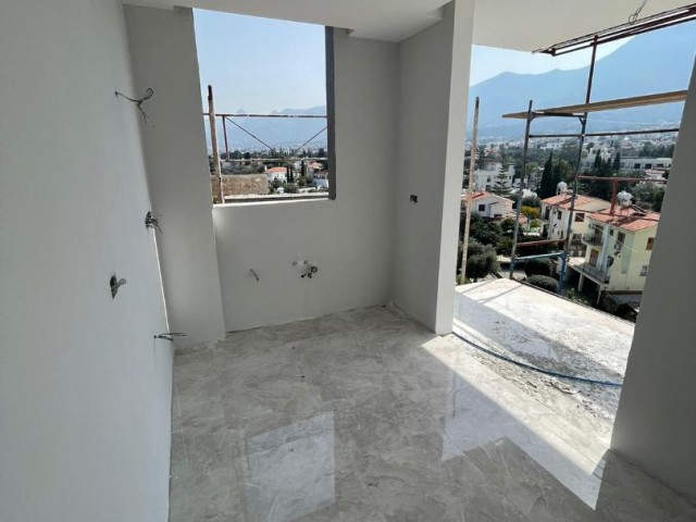 3+1 LUXUS-WOHNUNG ZUM VERKAUF MIT HERRLICHEM BERG-UND MEERBLICK, ÜBERDACHTER PARKPLATZ UND GEWERBEGENEHMIGUNG AUF ZYPERN KYRENIA BELLAPAIS STRAßE ** 