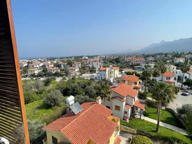 3+1 LUXUS-WOHNUNG ZUM VERKAUF MIT HERRLICHEM BERG-UND MEERBLICK, ÜBERDACHTER PARKPLATZ UND GEWERBEGENEHMIGUNG AUF ZYPERN KYRENIA BELLAPAIS STRAßE ** 