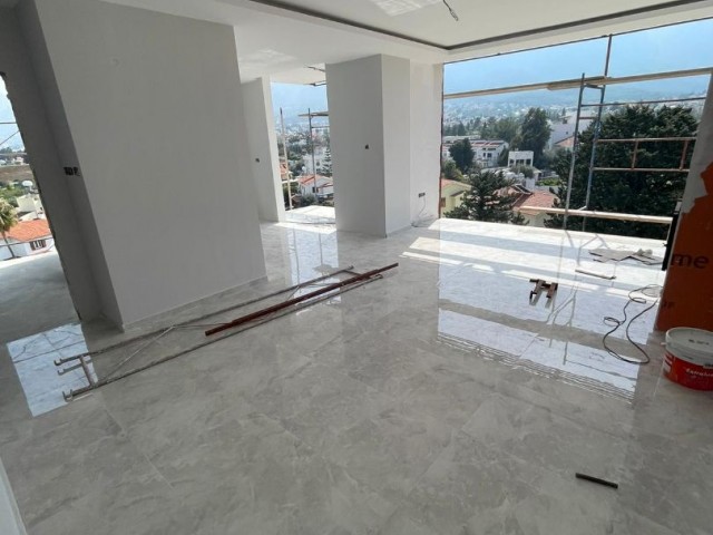 3+1 LUXUS-WOHNUNG ZUM VERKAUF MIT HERRLICHEM BERG-UND MEERBLICK, ÜBERDACHTER PARKPLATZ UND GEWERBEGENEHMIGUNG AUF ZYPERN KYRENIA BELLAPAIS STRAßE ** 