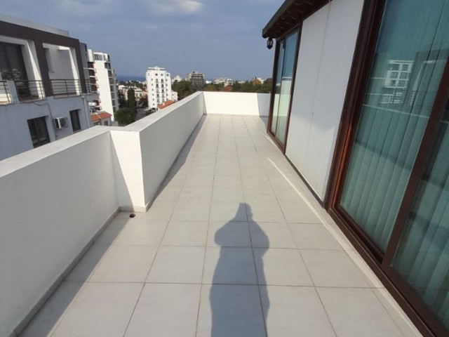 KIBRIS GİRNE MERKEZDE KİRALIK 2+1 DENİZ MANZARALI PENTHOUSE