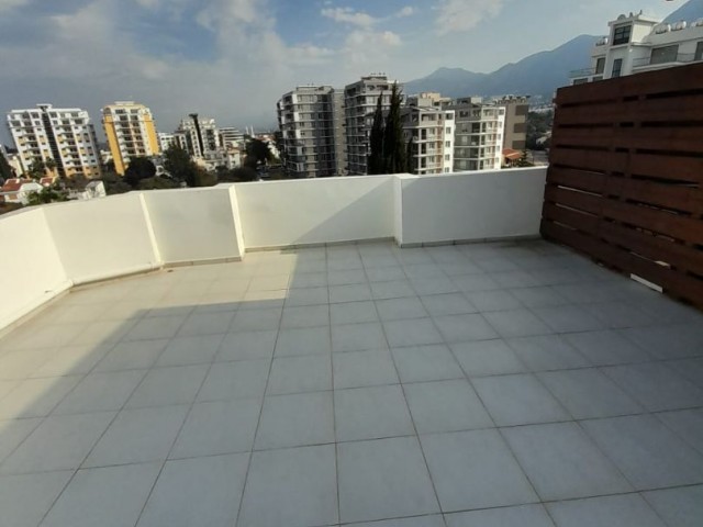 KIBRIS GİRNE MERKEZDE KİRALIK 2+1 DENİZ MANZARALI PENTHOUSE