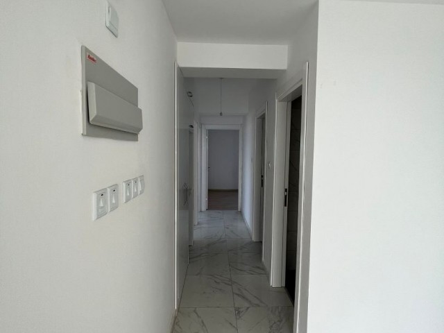 KIBRIS GİRNE MERKEZ'DE SATILIK 3+1 DAĞ VE DENİZ MANZARALI DAİRE