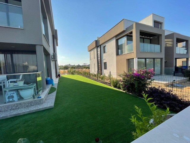 فروش آپارتمان 2+1 با منظره کوه و دریا در 100 متری دریا با باغ اختصاصی در آلسانکاک قبرس