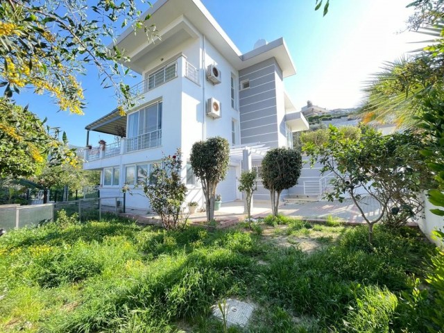 4+2 TRIPLEX-VILLA ZU VERKAUFEN MIT ATEMBERAUBENDEM BERGBLICK UND MEERBLICK IN ZYPERN GIRNE EDREMIT INNERHALB VON 1 DEZ. GRUNDSTÜCK