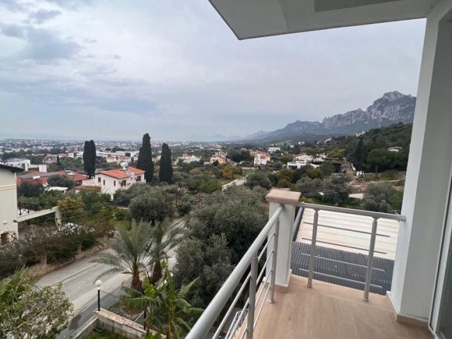 4+2 TRIPLEX-VILLA ZU VERKAUFEN MIT ATEMBERAUBENDEM BERGBLICK UND MEERBLICK IN ZYPERN GIRNE EDREMIT INNERHALB VON 1 DEZ. GRUNDSTÜCK