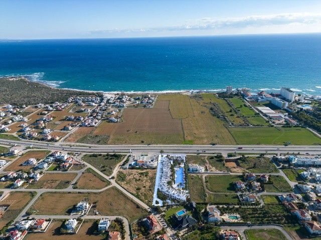 EIN WUNDERSCHÖNES PROJEKT, DAS EINEN URLAUBSARTIGEN WOHNRAUM BIETET, 2 MINUTEN ZUM MEER, IN DER REGION YENIBOGAZICI IN ZYPERN MAGUSA