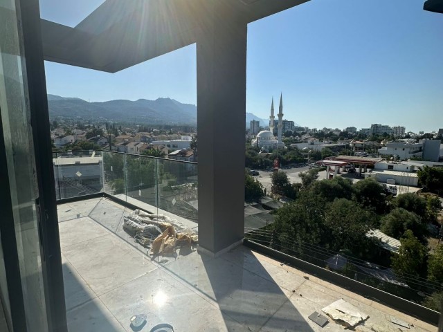 3+1 Penthouse zum Verkauf, an der Kyrenia Bellapais Road, in herrlicher Lage, mit Berg- und Meerblick