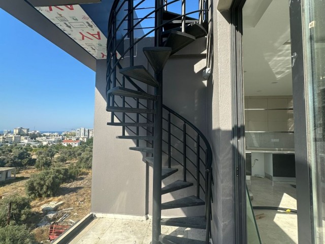 Girne Bellapais Yolu Üzerinde, Muhteşem Konumda, Dağ ve Deniz Manzaralı, Satılık 3+1 Penthouse