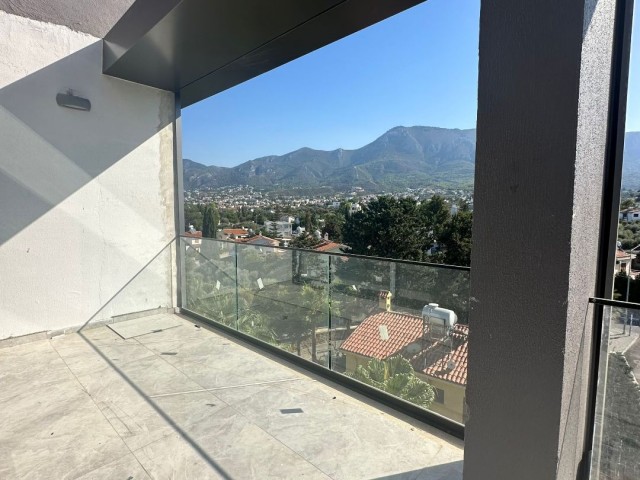 3+1 Penthouse zum Verkauf, an der Kyrenia Bellapais Road, in herrlicher Lage, mit Berg- und Meerblick