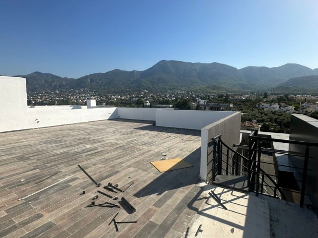 3+1 Penthouse zum Verkauf, an der Kyrenia Bellapais Road, in herrlicher Lage, mit Berg- und Meerblick