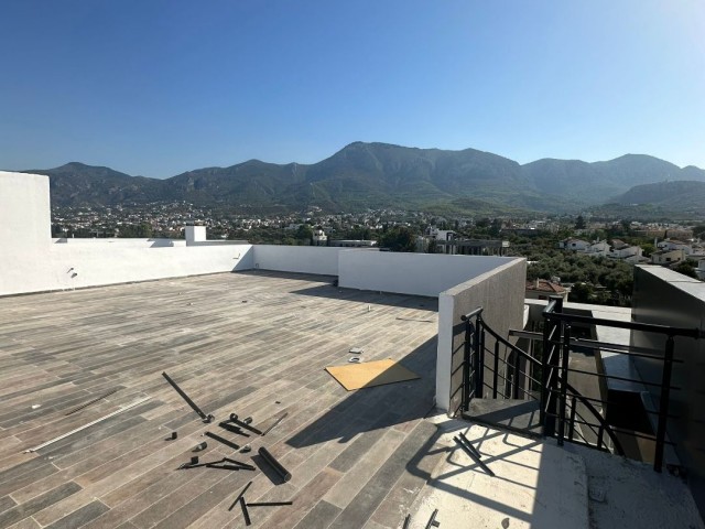 3+1 Penthouse zum Verkauf, an der Kyrenia Bellapais Road, in herrlicher Lage, mit Berg- und Meerblick