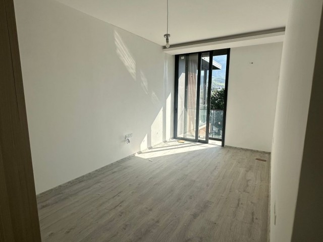 3+1 Penthouse zum Verkauf, an der Kyrenia Bellapais Road, in herrlicher Lage, mit Berg- und Meerblick