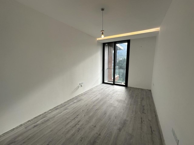 3+1 PENTHOUSE-WOHNUNG ZUM VERKAUF AUF ZYPERN KYRENIA BELLAPAIS ROAD MIT PRIVATER TERRASSE UND JACUZZI-INFRASTRUKTUR AUF DER TERRASSE, MIT ATEMBERAUBENDEM BERGBLICK UND MEERBLICK